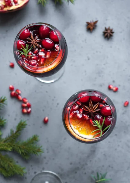 Sangría Navidad Con Naranjas Semillas Granada Arándano Romero Especias Bebida — Foto de Stock