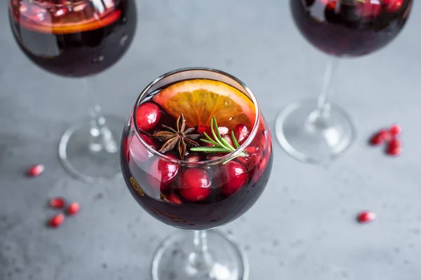 Sangria Vörös Narancs Gránátalma Magokat Áfonya Rozmaring Fűszerek Házi Ünnepi — Stock Fotó