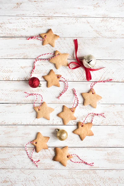 Biscuits Pain Épice Forme Étoile Noël Avec Cordes Rouges Boules — Photo