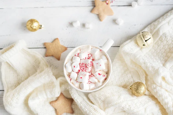Noel Sıcak Çikolata Marshmallow Ile Nane Beyaz Kupa Üstten Görünüm — Stok fotoğraf
