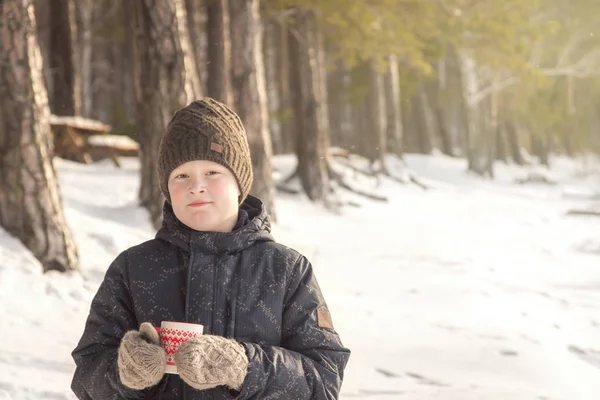 微笑的十几岁的男孩穿着温暖的衣服与热的冬季饮料 关闭肖像与白雪户外在冬季 家庭冬季周末或假期 冬季乐趣 活动和健康休假的概念 — 图库照片