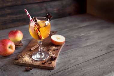 Sert elma (sangria, yumruk, meyve şarap) için sonbahar ve kış tatil - ev yapımı Noel şenlikli, ahşap masa, kopya alanı Şükran içki.