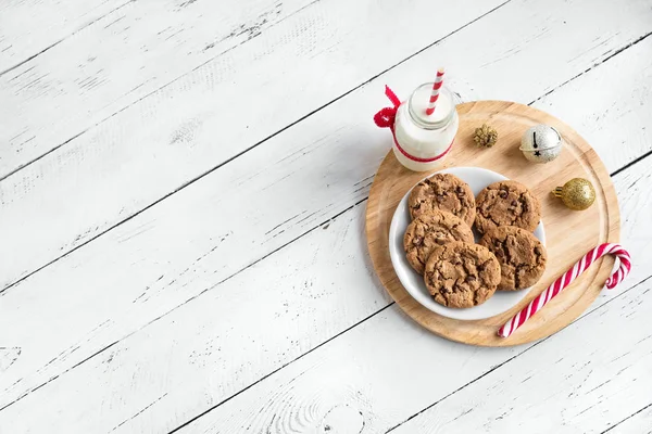 Schokoladenkekse Und Milch Für Den Weihnachtsmann Traditionelle Weihnachtsplätzchen Zuckerrohr Und — Stockfoto