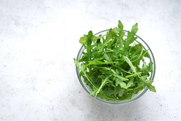 Salada Arugula Fresca Fundo Pedra Branca Espaço Cópia Folhas Orgânicas — Fotografia de Stock