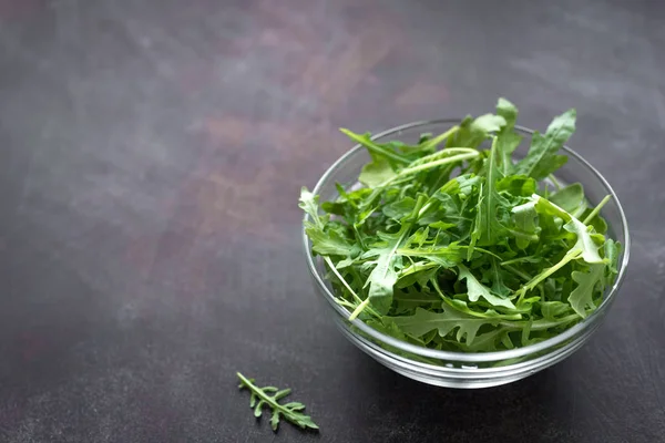 Frischer Rucolasalat Auf Dunklem Hintergrund Kopierfläche Bio Rucolablätter Gesunde Salatzutat — Stockfoto