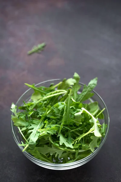 Salada Arugula Fresca Fundo Escuro Espaço Cópia Folhas Orgânicas Arugula — Fotografia de Stock