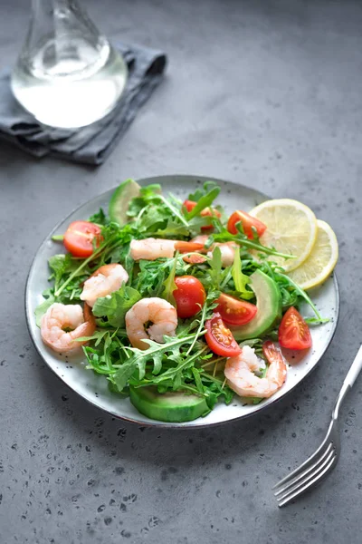 Avocado Shrimp Salad Arugula Tomatoes Grey Stone Background Close Salad — Stok Foto