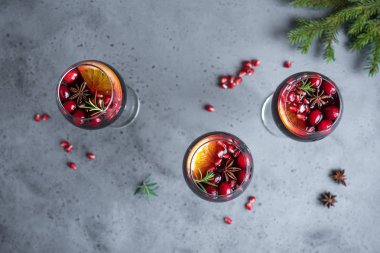 Kırmızı Sangria portakal, nar taneleri, kızılcık, biberiye ve baharat - ev yapımı şenlikli içki mulled şarap Noel zamanı için.