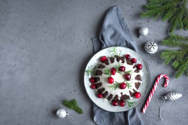 Noel pudingi, meyveli pasta buzlanma ve kızılcık masada beton, kopya alanı, üstten görünüm ile dekore edilmiştir. Ev yapımı geleneksel Noel tatlısı - Noel pudingi.