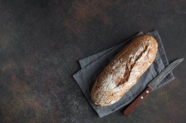 Çavdar ekmeği. Taze ev yapımı ekmek koyu rustik ahşap arka plan, üstten görünüm, kopya alanı. Maya artisan çavdar ekmeği.
