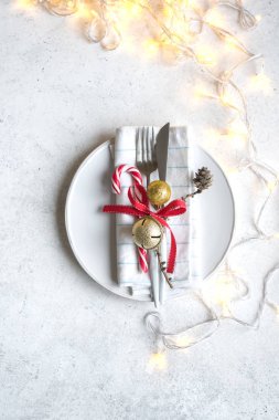 Noel tablo ayarını ışıklar, beyaz tablo alanı kopyalayın. Noel yemeği, parti tasarım, konsept.