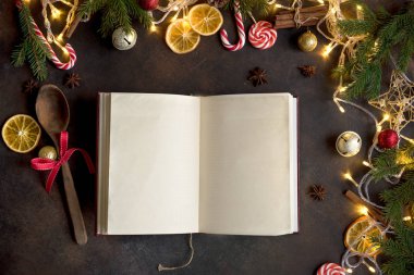 Noel kitabı veya karanlık Tablo menüsünde. Boş aşçı kitap, neşeli Noel dekor ve baharat ile yemek tarifleri.
