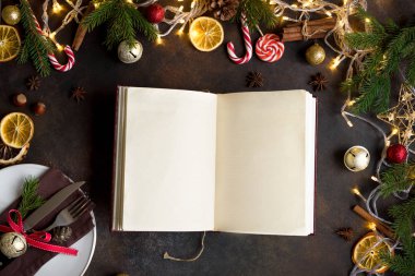 Noel kitabı veya karanlık Tablo menüsünde. Boş aşçı kitap, neşeli Noel dekor ve baharat ile yemek tarifleri.