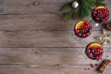 Kırmızı Sangria portakal, nar taneleri, kızılcık, biberiye ve baharat - ev yapımı şenlikli içki mulled şarap Noel zamanı için.