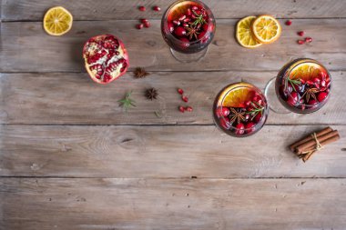 Kırmızı Sangria ile portakal, nar taneleri, kızılcık, biberiye ve baharat - ev yapımı şenlikli sonbahar ya da kış mulled şarap, sangria içmek.