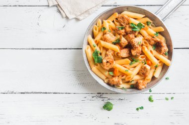 Domates soslu tavuk, maydanoz tavada penne makarna. Tavuk İtalyan penne makarna ile kopya alanı, İtalyan yemeği beyaz arka plan üzerinde.