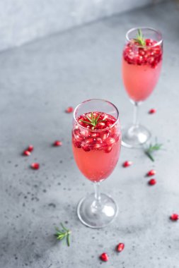 Nar şampanya mimoza kokteyli (Mocktail) beton zemin üzerine biberiye alanı kopyalayın. Mimoza içki Sevgililer günü veya diğer tatil için.