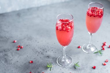 Nar şampanya mimoza kokteyli (Mocktail) beton zemin üzerine biberiye alanı kopyalayın. Mimoza içki Sevgililer günü veya diğer tatil için.
