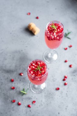 Nar şampanya mimoza kokteyli (Mocktail) beton zemin üzerine biberiye alanı kopyalayın. Mimoza içki Sevgililer günü veya diğer tatil için.