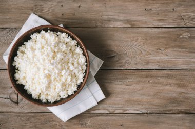 Organik Tarım süzme peynir rustik ahşap arka plan, kopya alanı üzerinde. Ev yapımı peynir için sağlıklı bir diyet yemek yeme.