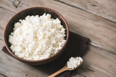 Organik Tarım süzme peynir rustik kase, yakın çekim. Ev yapımı peynir için sağlıklı bir diyet yemek yeme.