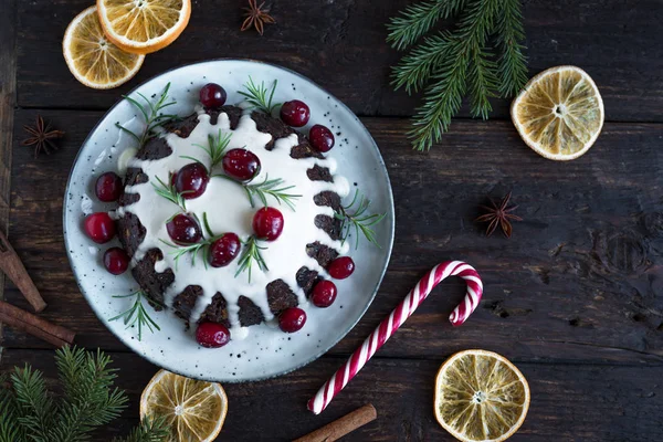 Budino Natale Torta Frutta Decorata Con Glassa Mirtilli Rossi Tavolo — Foto Stock