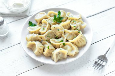 Ev yapımı et köfte beyaz masada ekşi krema ile kapatın. Taze köfte veya Postickers plaka üzerinde.