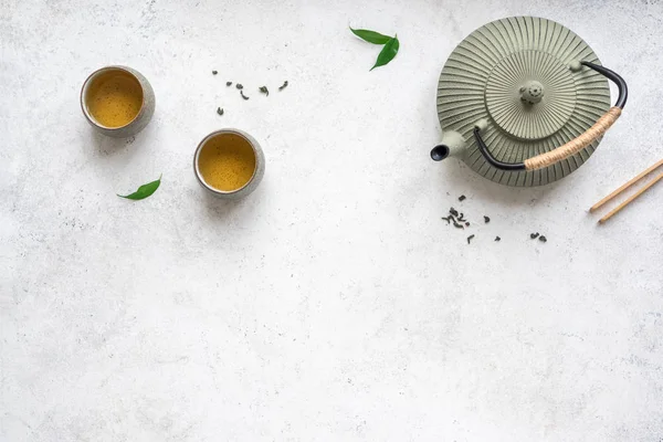 Азиатский Чайный Набор Железный Чайник Керамические Чашки Зеленым Чаем Листьями — стоковое фото