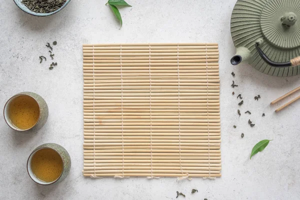 Asian Tea Set Teiera Ferro Tazze Ceramica Con Verde Composizione — Foto Stock