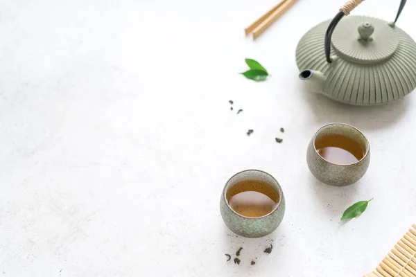 Chinesisches Teeservice Eisen Teekanne Und Keramik Teetassen Mit Grünem Tee — Stockfoto