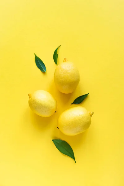 Limões Com Folhas Verdes Fundo Amarelo Vista Superior Flat Lay — Fotografia de Stock