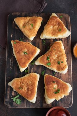 Derin yağda kızartılmış etli turtalar, samsa, samosas, echpochmak - geleneksel et dolması turta ya da vejetaryen kekler rustik arka planda, kopya alanı.