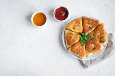 Soslar, samsa, samosas, echpochmak - geleneksel et ile derin kızarmış sebze kekler turta ya da vejetaryen kekler beyaz zemin üzerine, kopya alanı doldurulmuş.