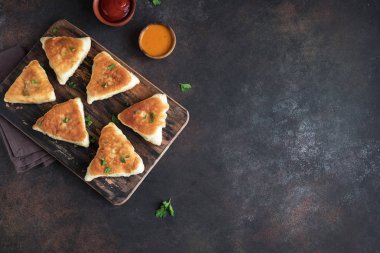 Derin yağda kızartılmış sebze pies, samsa, samosas, echpochmak - geleneksel et dolması turta ya da vejetaryen kekler rustik arka planda, kopya alanı.