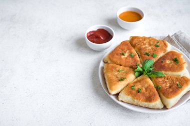 Derin kızarmış etli turtalar soslar, samsa, samosas, echpochmak - geleneksel et dolması turta ya da vejetaryen kekler beyaz zemin üzerine, kopya alanı.