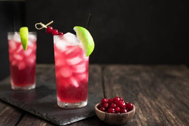 Kireç ve siyah arka plan, buza ile kızılcık votka kokteyl alanı kopyalayın. Cape Codder kokteyl kızılcık suyu ve votka, alkol içki ile.