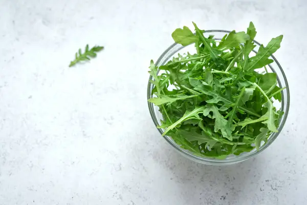 Verse Rucola Salade Witte Stenen Achtergrond Kopieer Ruimte Biologische Rucola — Stockfoto