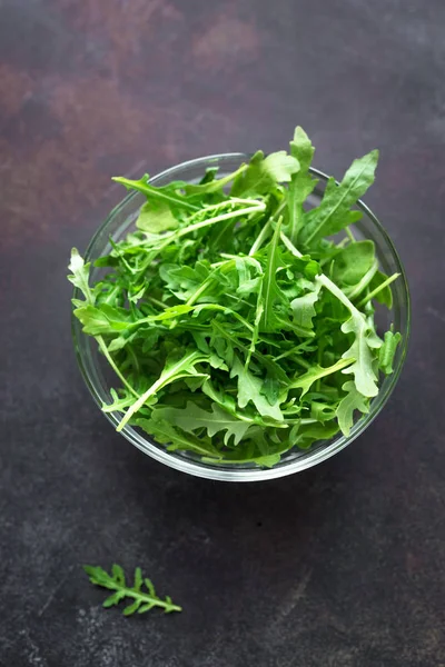 Salada Arugula Fresca Fundo Escuro Espaço Cópia Folhas Orgânicas Arugula — Fotografia de Stock