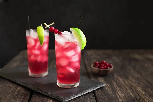 Cranberry Vodka Cocktail Com Limão Gelo Sobre Fundo Preto Espaço — Fotografia de Stock