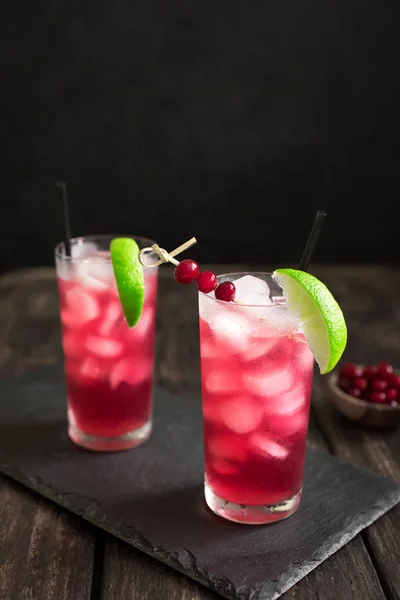 Cranberry Vodka Cocktail Com Limão Gelo Sobre Fundo Preto Espaço — Fotografia de Stock