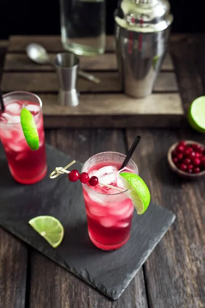 Vodka Arándano Cóctel Con Lima Hielo Sobre Mesa Negra Cóctel — Foto de Stock