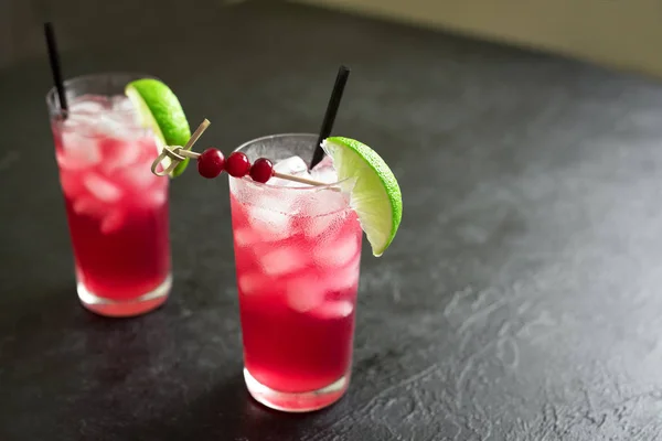 Cranberry Vodka Cóctel Con Lima Hielo Sobre Fondo Negro Espacio — Foto de Stock