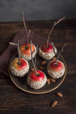 Karamelli elma sopa için kış tatil koyu ahşap arka plan üzerinde tarih alanı kopyalayın. Organik Snack, sağlıklı ev yapımı vegan tatlı - karamelli elma badem ile.