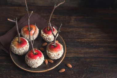 Karamelli elma sopa için kış tatil koyu ahşap arka plan üzerinde tarih alanı kopyalayın. Organik Snack, sağlıklı ev yapımı vegan tatlı - karamelli elma badem ile.