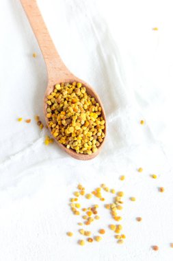 Arı polen içinde kaşık beyaz arka plan üzerinde. Sağlıklı organik ham diyet vejetaryen gıda içerikler - arı polen.