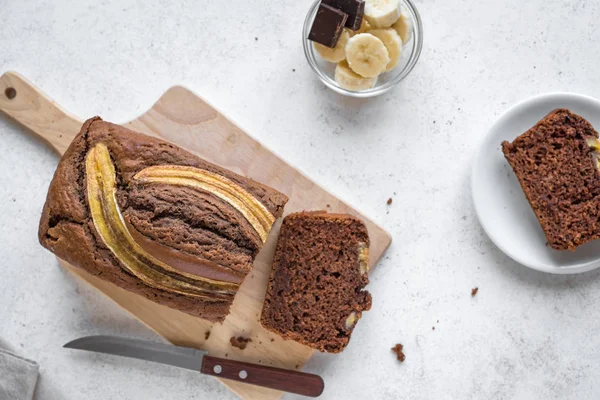 Домашний Шоколадный Банановый Хлеб Белом Фоне Копия Пространства Здоровый Банановый — стоковое фото