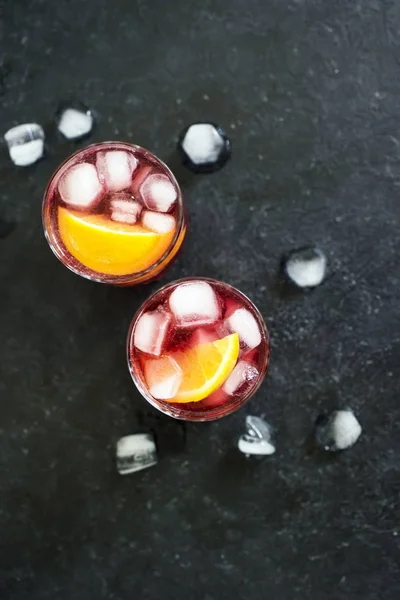 Negroni Koktajl Pomarańczowy Lód Domu Negroni Klasyczny Koktajl Składników Czarnym — Zdjęcie stockowe