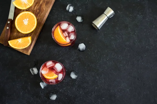 Negroni Koktejl Pomerančem Ledu Domácí Klasický Negroni Koktejlu Ingredience Černém — Stock fotografie