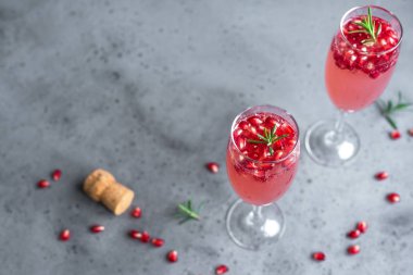 Nar şampanya mimoza kokteyli (Mocktail) beton zemin üzerine biberiye alanı kopyalayın. Mimoza içki Sevgililer günü veya diğer tatil için.