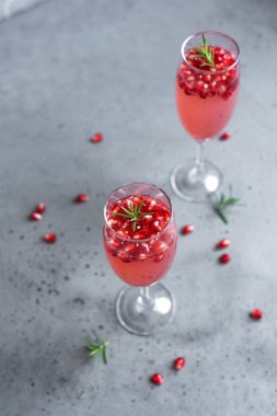 Nar şampanya mimoza kokteyli (Mocktail) beton zemin üzerine biberiye alanı kopyalayın. Mimoza içki Sevgililer günü veya diğer tatil için.